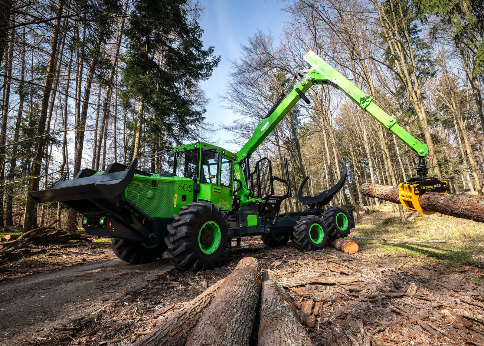 Šestikolový lesní traktor EQUUS 605 6WDC