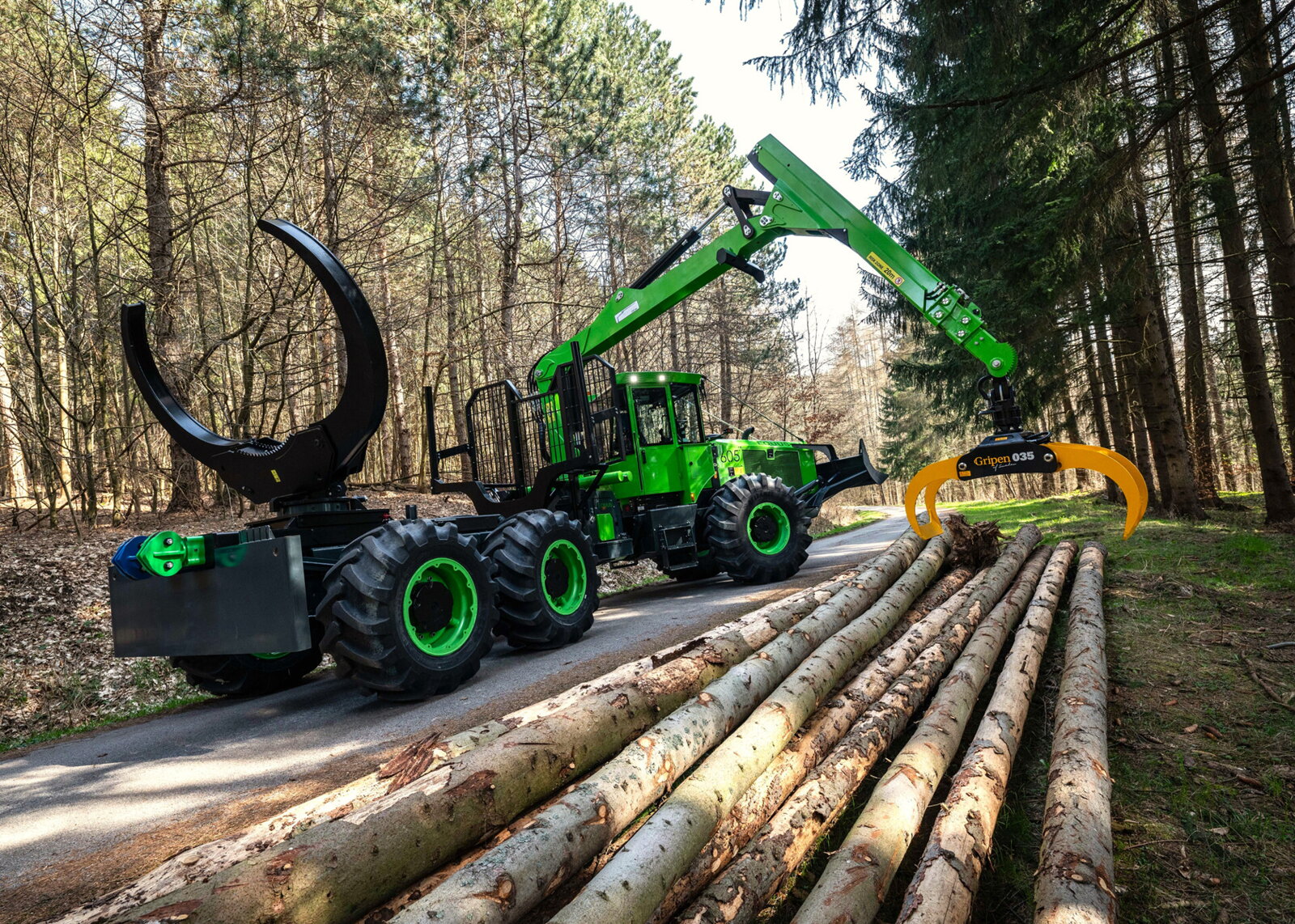 Šestikolový lesní traktor EQUUS 605 6WDC